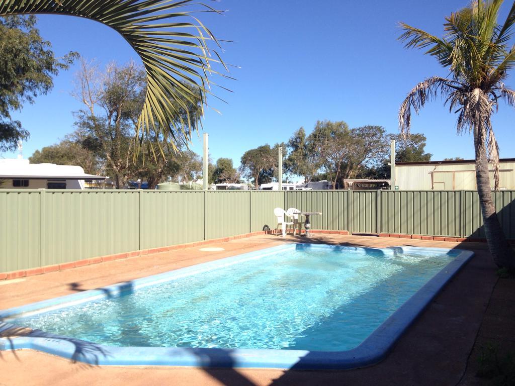 Outback Oasis Caravan Park Carnarvon Bagian luar foto